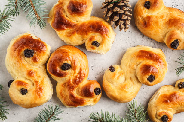 panini tradizionali svedesi allo zafferano di natale (lussebulle o lussekatt), vista dall'alto. natale svedese. - lussekatt foto e immagini stock