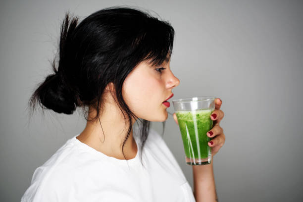 젊은 여 자가 마시는 건강 한 해독 - dieting juice green freshness 뉴스 사진 이미지