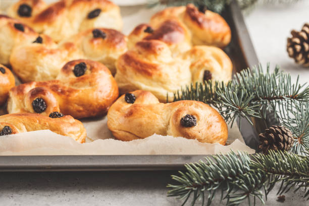 traditionell svensk jul saffran bullar (lussebulle eller lussekatt). svensk jul. - lussebulle bildbanksfoton och bilder