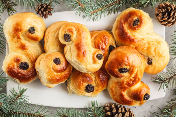 traditionell svensk jul saffran bullar (lussebulle eller lussekatt). svensk jul. - lussebulle bildbanksfoton och bilder