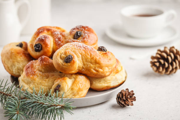 traditionell svensk jul saffran bullar (lussebulle eller lussekatt). svensk jul. - lussebulle bildbanksfoton och bilder