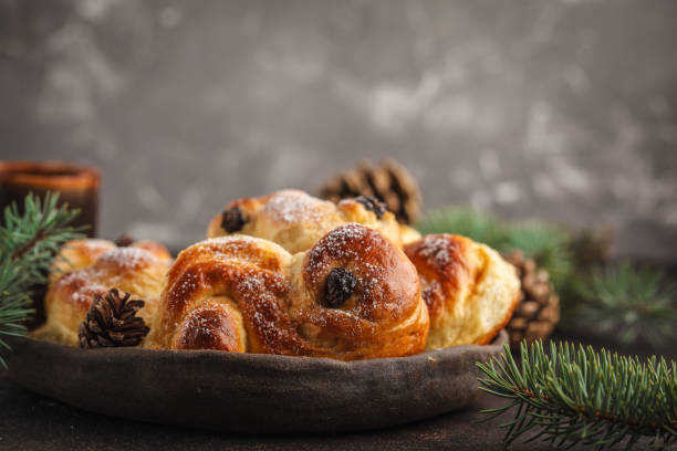 panini tradizionali svedesi allo zafferano di natale (lussebulle o lussekatt). natale svedese. - lussekatt foto e immagini stock