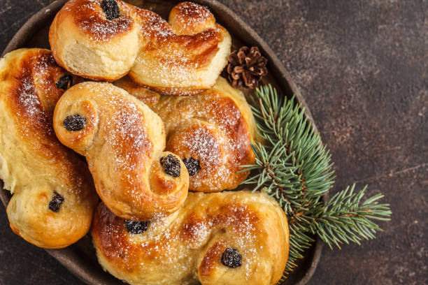 traditionelle schwedische weihnachten safran brötchen (lussebulle oder lussekatt). schwedische weihnachten. - lucia bun stock-fotos und bilder