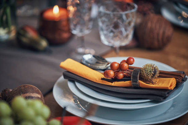 tavolo decorato per la cena del ringraziamento con candele, zucche, foglie e noci - thanksgiving table setting autumn foto e immagini stock