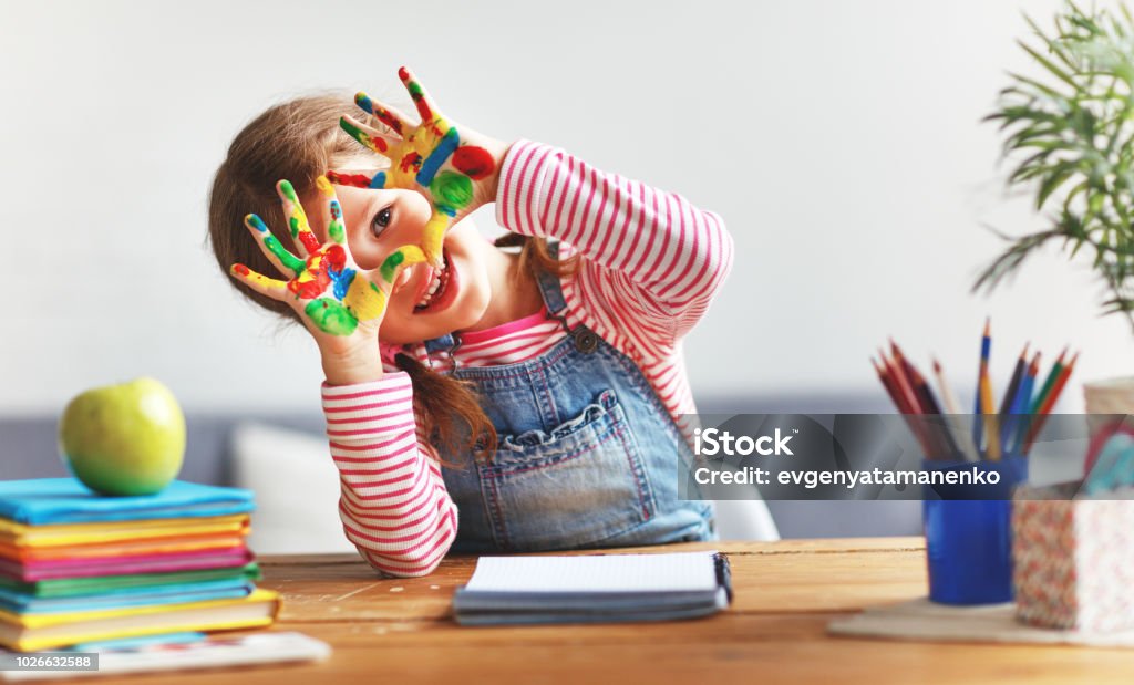 funny child girl draws laughing shows hands dirty with paint - Royalty-free Criança Foto de stock