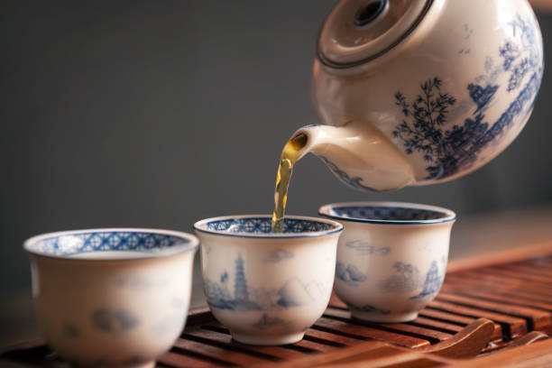 伝統的な中国の茶器でお茶を醸造します。 - chinese tea ストックフォトと画像