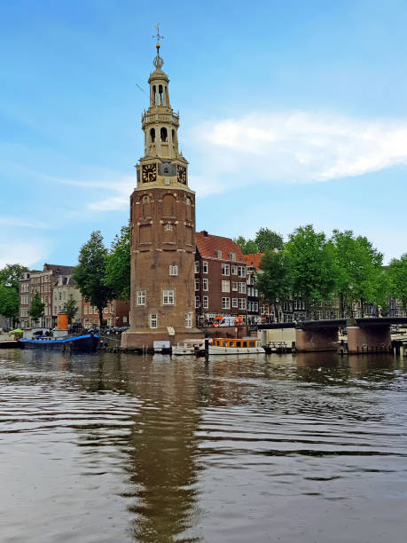 tour médiévale de l’eau à amsterdam aux pays-bas - montelbaan tower photos et images de collection