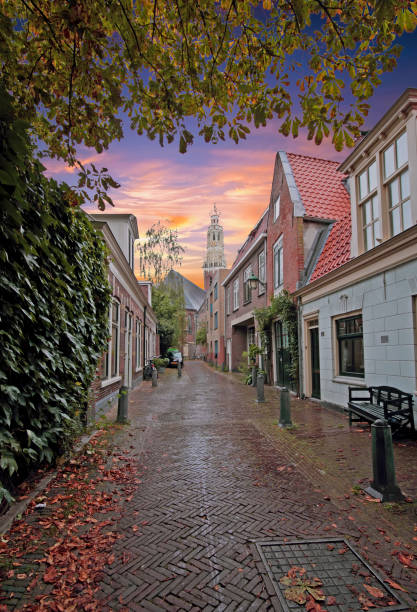 stad pittoreske in haarlem nederland bij zonsondergang - haarlem stockfoto's en -beelden