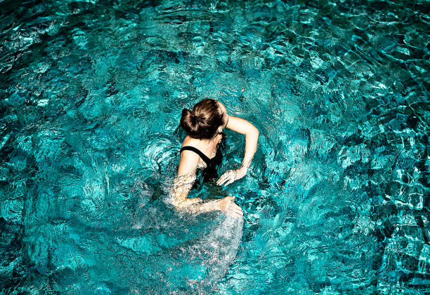 activités aquatiques - health spa swimming pool relaxation indoors photos et images de collection