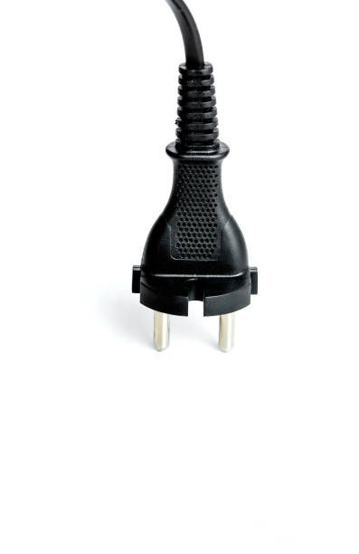 cavo di alimentazione nero con spina e presa isolati su bianco. - electric plug connection separation power cable foto e immagini stock