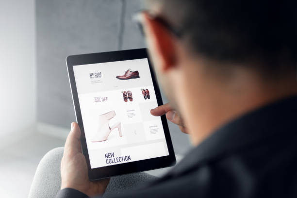 online-shop - digitale tablet - men's fashion stockfoto's en -beelden