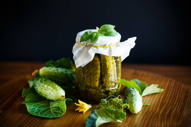 eingelegte gurken im weckglas - rustic domestic kitchen canning vegetable stock-fotos und bilder