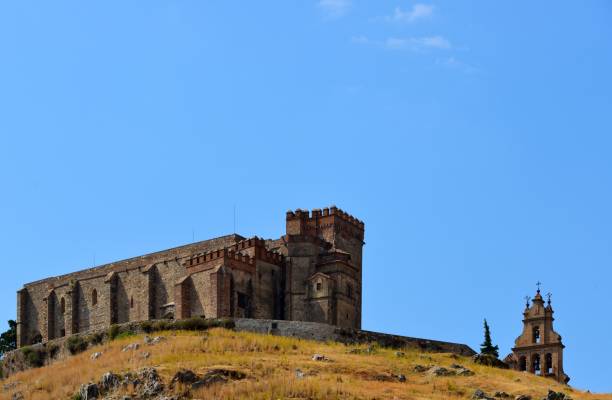 アラセナ - プライオリー教会とそのベル切妻、ムデハル様式 - ウエルバ県、アンダルシア、スペイン - bell gable ストックフォトと画像