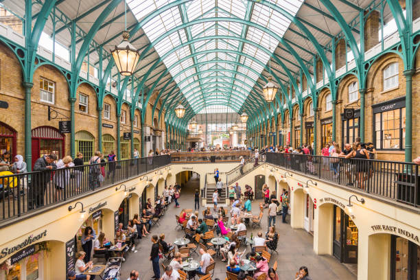 estate nel giardino di covent, uno dei più grandi mercatini delle pulci del regno unito - crowd store europe city street foto e immagini stock