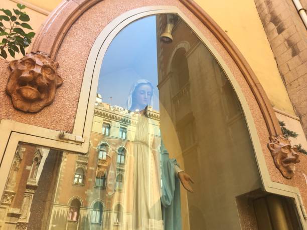 scultura virgin marry all'interno del vetro e riflesso della chiesa di sant'antuan a beyoglu, istanbul. - byzantine reflection turkey istanbul foto e immagini stock