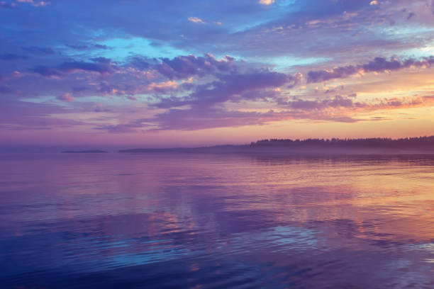 misty púrpura marino en puesta del sol en la época de noches blancas - república de karelia rusia fotografías e imágenes de stock