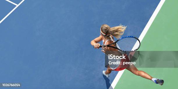 Foto de Vista Superior Abstrata Da Jogadora De Tênis Após Servir e mais fotos de stock de Tênis - Esporte de Raquete