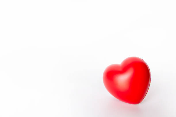 corazón rojo: bola roja espuma con forma de corazón para tarjeta de san valentín. bola de espuma de para aliviar el estrés aislado sobre fondo blanco con clipping path y copia espacio - 4 string fotografías e imágenes de stock