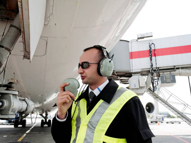 employé de contrôle au sol aéroport - ground crew audio photos et images de collection