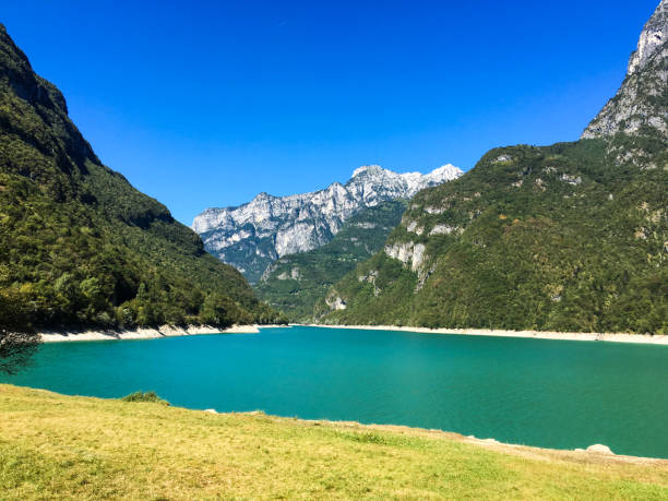 lago de la cmi, en el valle del mis-parque nacional de los dolomitas - belluno veneto european alps lake fotografías e imágenes de stock