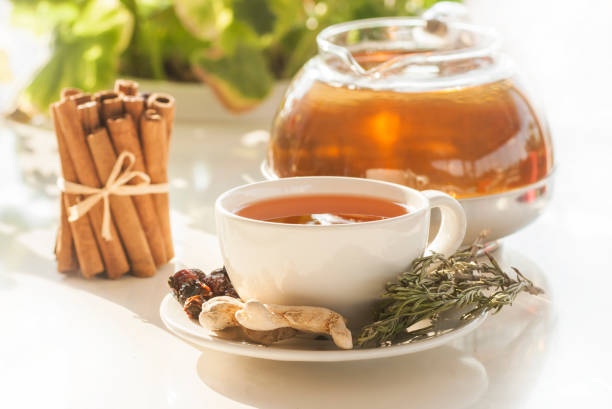 tazza di tè invernale sano con erbe e spezie - homewares rustic herbal tea herb foto e immagini stock