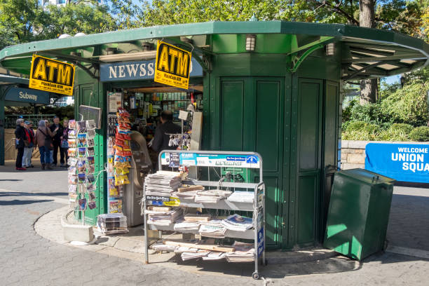 kiosque à journaux à union square - news stand photos et images de collection