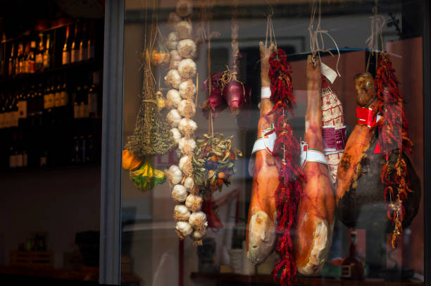 włoskie klasyczne mięso. mięsa w oknie sklepu. gwałtowne. suszonych warzyw. wynik. - serrano chilli pepper meat ham spain zdjęcia i obrazy z banku zdjęć