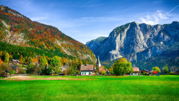 アルタウスゼー村の晴れた朝。 - european alps mountain mountain peak rock ストックフォトと画像