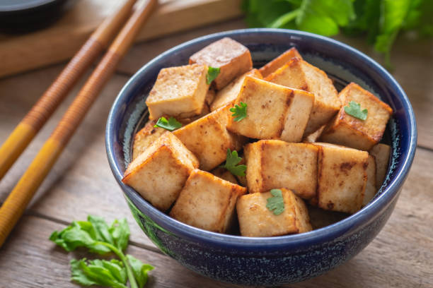tofu fritto in ciotola, cibo vegetariano - cooked roasted cooking fried foto e immagini stock