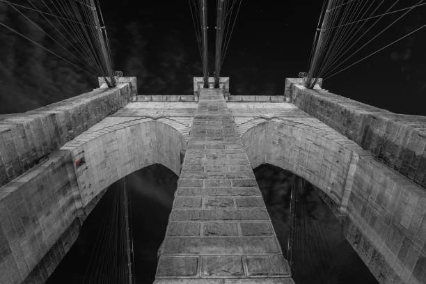 black & white brooklyn bridge close up, new york city - skyline new york city brooklyn bridge new york state imagens e fotografias de stock