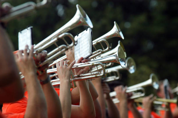 os jogadores da trombeta durante a marcha da banda ensaio no campo - jazz music trumpet valve - fotografias e filmes do acervo