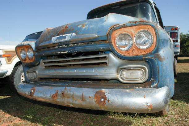 vintage car standing on wreckage junk yard, oklahoma - pick up truck red old 4x4 imagens e fotografias de stock