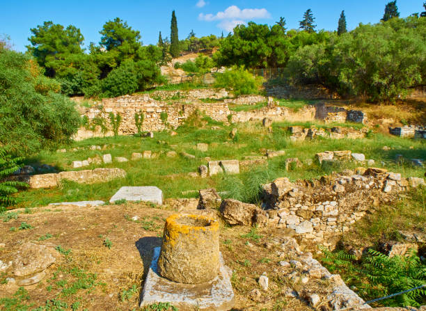 antigua ágora de atenas con la acrópolis de fondo. grecia. - sócrates filósofo griego fotografías e imágenes de stock