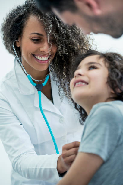 médico mirando a su paciente - doctor cheerful child healthcare and medicine fotografías e imágenes de stock