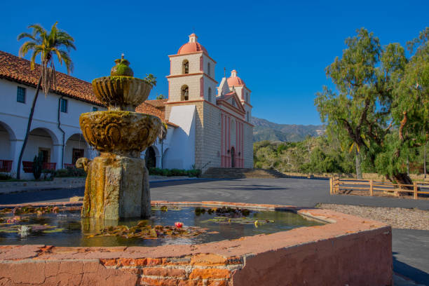 misja santa barbara z fontanną wypełnioną wodą - mission santa barbara zdjęcia i obrazy z banku zdjęć