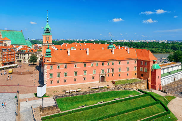 vista aerea sul castello reale di varsavia - warsaw old town square foto e immagini stock