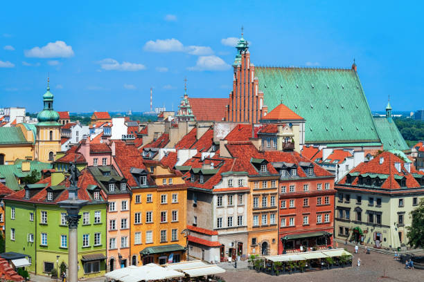 arquitectura del edificio en la plaza del castillo en varsovia - warsaw old town square fotografías e imágenes de stock