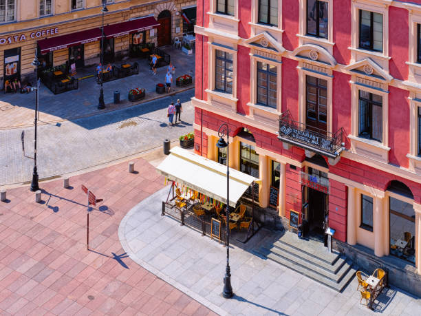 vista aerea sulla piazza del castello di varsavia - warsaw old town square foto e immagini stock