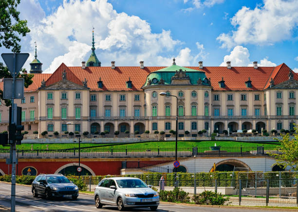 fachada de castillo real en la ciudad vieja de varsovia - warsaw old town square fotografías e imágenes de stock