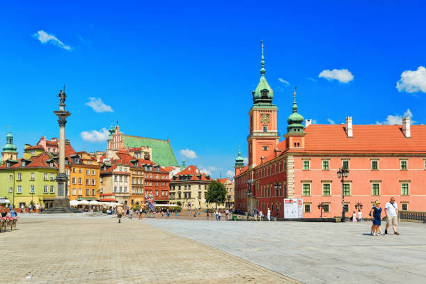 colonna sigismondo e castello reale in piazza del castello a varsavia - warsaw old town square foto e immagini stock