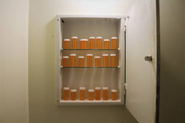 старый шкаф медицины заполнены по рецепту бутылки - medicine cabinet prescription pill bottle medicine стоковые фото и изображения