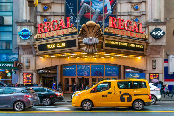 Osoby odwiedzające Regal Cinema w Nowym Jorku – zdjęcie