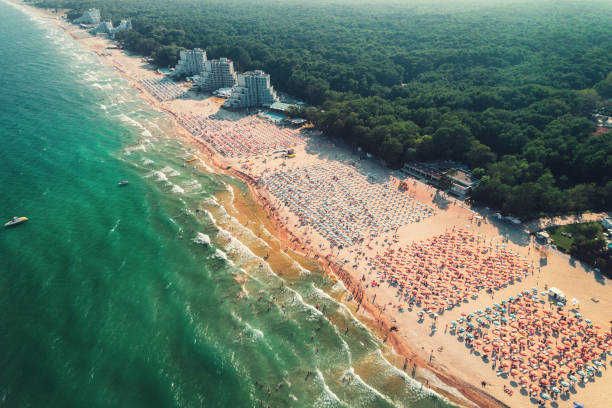 vista aerea con droni del resort sulla spiaggia sabbiosa di albena, bulgaria. turismo estivo - bulgaria foto e immagini stock