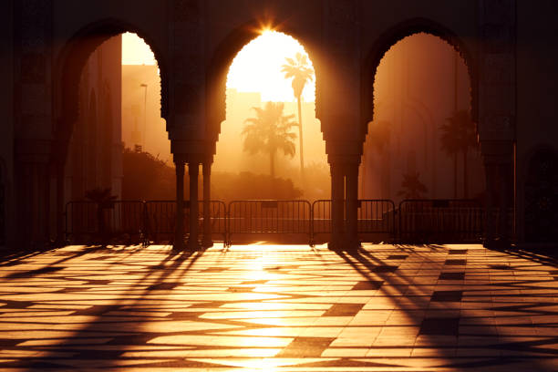 grande mesquita de hassan 2 ao pôr do sol em casablanca, marrocos. belos arcos da mesquita árabe nos raios do sol, luz do sol - arco caraterística arquitetural - fotografias e filmes do acervo