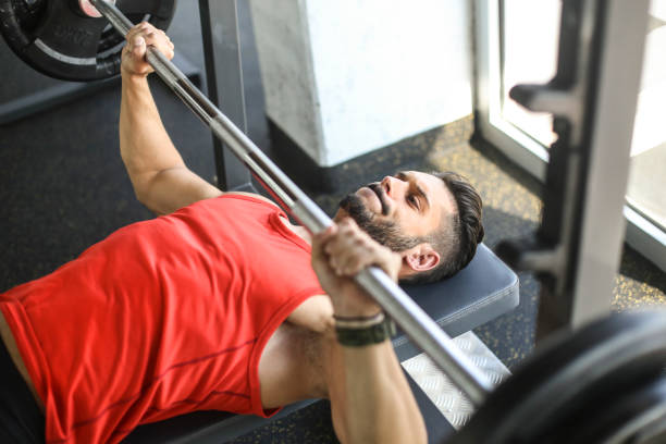 wyciskanie na ławce - gym weight bench exercising weights zdjęcia i obrazy z banku zdjęć