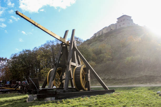 catapulte - slingshot weapon medieval siege photos et images de collection