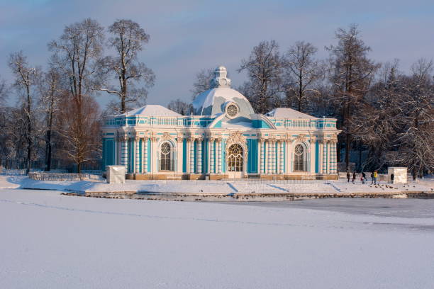 pabellón de la gruta en el parque de catalina en invierno, tsarskoe selo, san petersburgo, rusia - catherine park fotografías e imágenes de stock