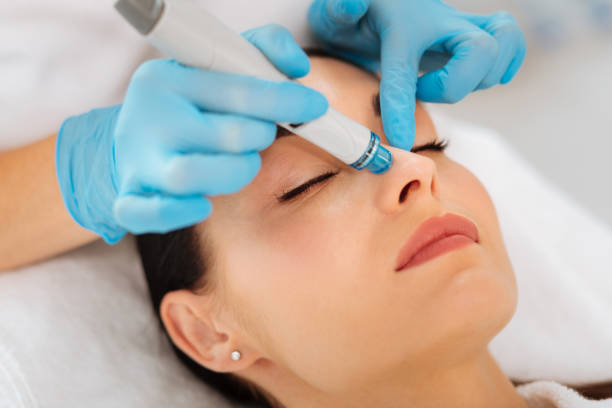 twarz ładnej dobrze wyglądającej kobiety podczas hydrafacial - peeling beauty treatment human face beautician zdjęcia i obrazy z banku zdjęć