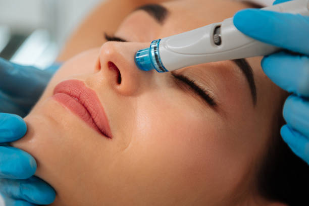 gros plan d’un dispositif modern de procédure hydrafacial - peeling beauty treatment human face beautician photos et images de collection