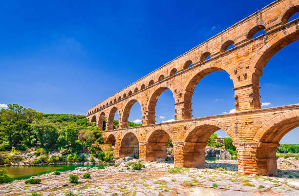 pont du gard , provenza, francia - gard foto e immagini stock